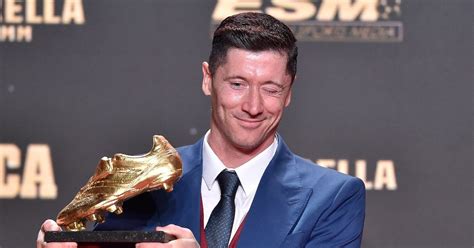 Lewandowski recibe premio por ser máximo goleador de Europa