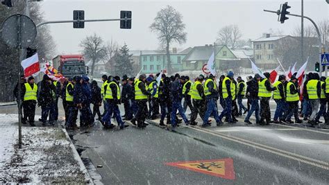 Protest Rolnik W Na Drodze Krajowej Numer W Kosztowie Auta