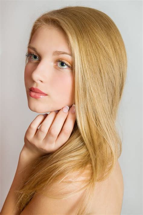 Mooi Blond Meisje Het Haar Van De Blonde Gezichts Dichte Omhooggaand Met Perfecte Huid