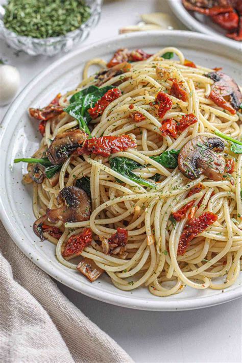 Spinach And Mushroom Spaghetti With Sun Dried Tomatoes Munchmeals By Janet