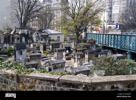 Paris France Cimetiere De Montmartre Fotos Und Bildmaterial In Hoher