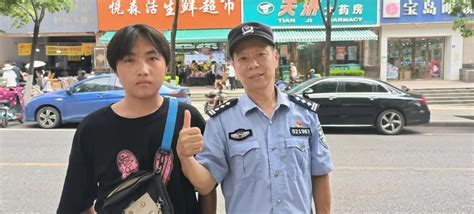 外卖小哥半夜怒怼发涉黄卡片男子，民警为他点赞