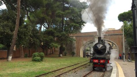 Vaticano Parte Il Treno Per Le Ville Pontificie Di Castel Gandolfo