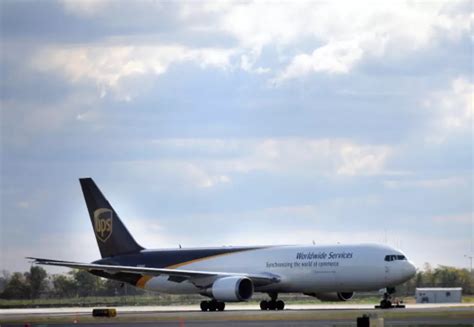 Ups Cargo Plane Crashes Near A Birmingham Alabama Airport Video