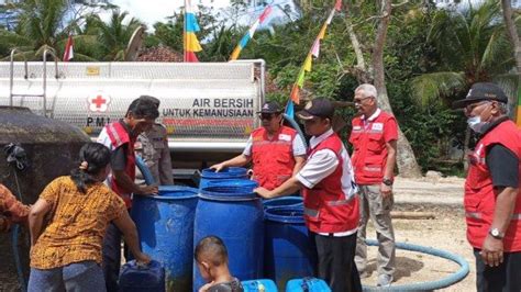 PMI Cilacap Distribusikan 15 000 Liter Air Bersih Untuk Warga Desa