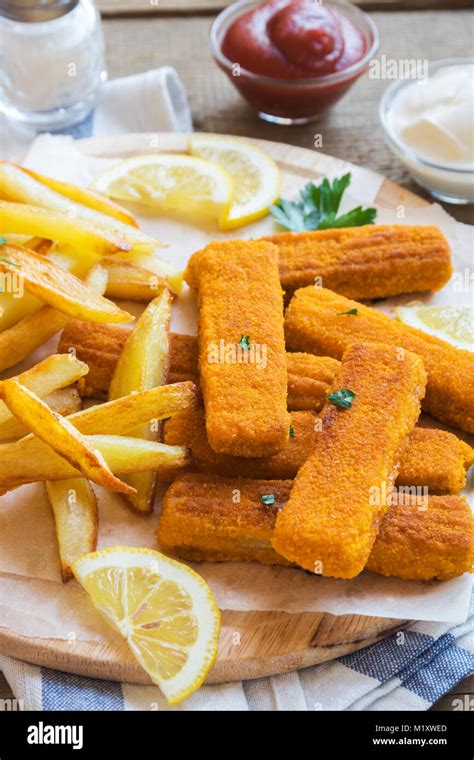 Palitos De Pescado Frito Con Patatas Fritas Dedos De Pescado Sobre