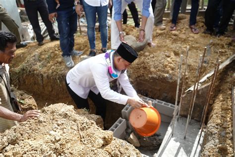 Wakil Bupati Kapuas Hulu Letakkan Batu Pertama Pembangunan Masjid An