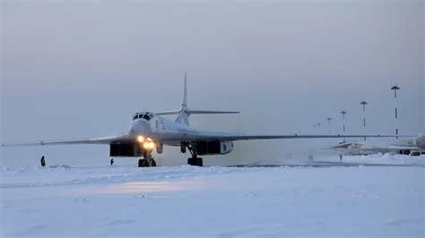 Bombardeiros estratégicos russos Tu 160 sobrevoam o Oceano Ártico