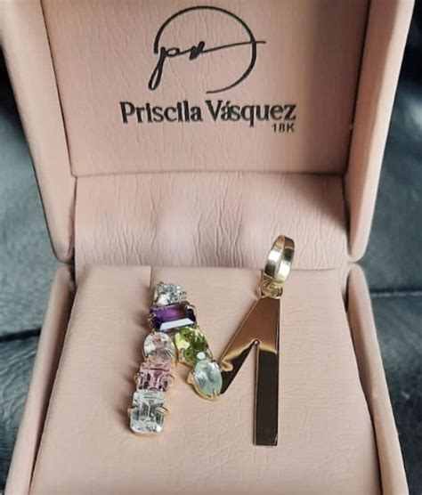 DIJE DE LETRAS DE 40 MM CON PIEDRAS Y ORO 18K Priscila Vásquez