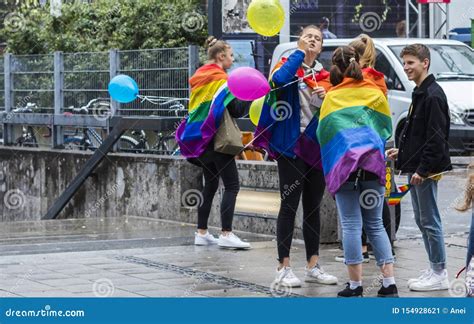 Um Grupo De Pessoas Nas Bandeiras Do Arco íris Ao Lado Do Metrô Depois Da Parada Do Orgulho Gay