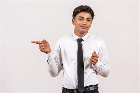 Vue De Face Employ De Bureau Masculin Debout Sur Un Mur Blanc Travail