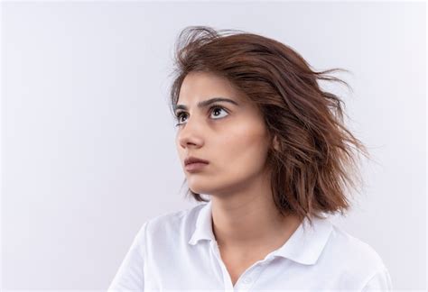 Jovem Garota Cabelo Curto E Camisa P Lo Branca Olhando Para O Lado