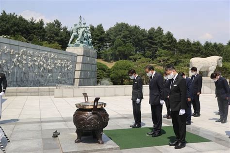 호국보훈의 달 맞아 대전현충원 찾은 황기철 보훈처장 네이트 뉴스