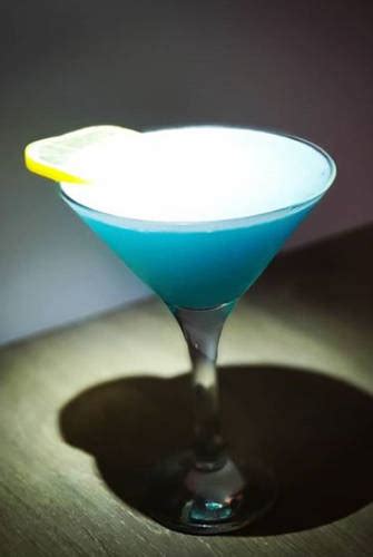 Blue Moon recipe ingredients - How to make a Blue Moon cocktail drink