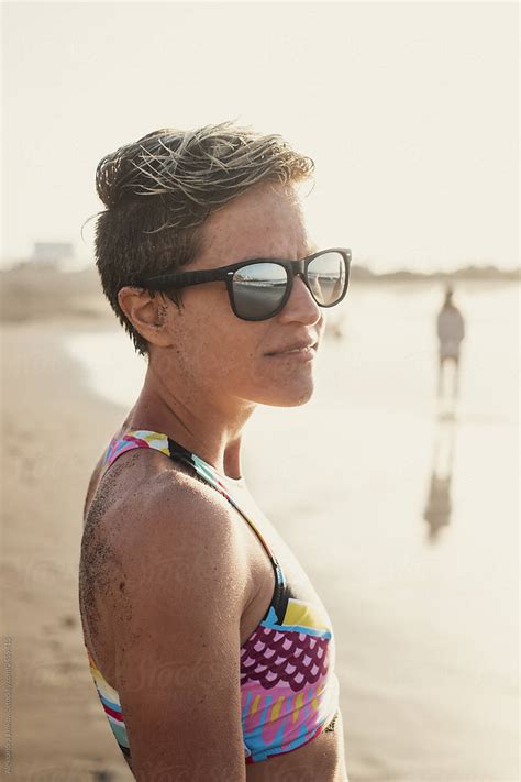 «smiling Short Haired Woman Wearing Sunglasses At The Beach Del