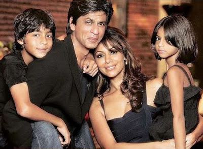 Entertainment: SRK and his family pose for Hindustan Times