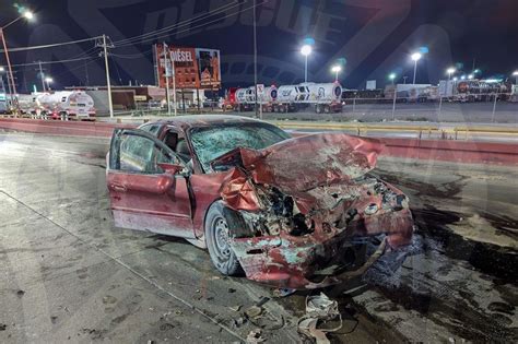 Brinca camellón y choca contra camioneta deja tres lesionados