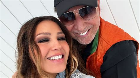 A sus 52 años Thalía arrasa en redes con su look con corsé y Tommy