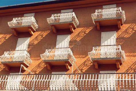 Balcones Hermosos En Un Edificio Europeo Viejo Foto De Archivo Imagen