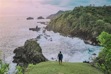 Bukit Pengilon Jogja Tawarkan Keindahan View Laut Dengan Air Terjun