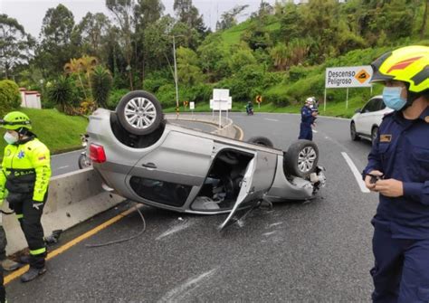 Carro Se Volc En La Doble Calzada Manizales Chinchin Al Parecer Por