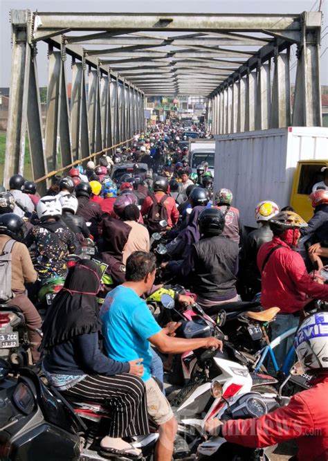 Macet Parah Di Jembatan Dua Rancamanyar Foto 2 1899597