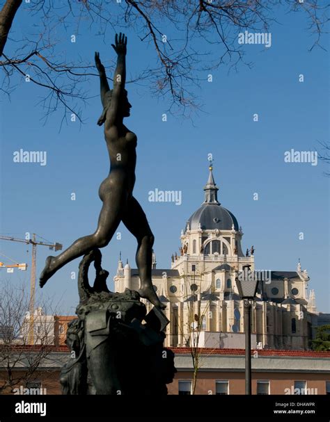 Catedral de La Almudena y el Monumento a Ramón Gómez de la Serna Vista