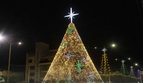 Abertura oficial do Luzes do Cerrado reúne famílias na Praça da Matriz