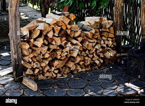 Holzstapel feuerholz Fotos und Bildmaterial in hoher Auflösung Alamy