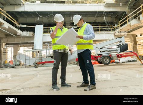 Grupo De Ingenieros Constructores Arquitectos En El Sitio De