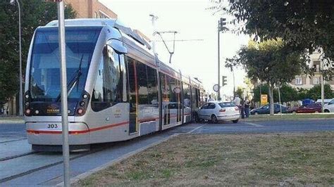 Un Turismo Colisiona Contra El Tranv A En La Rotonda De La Enramadilla