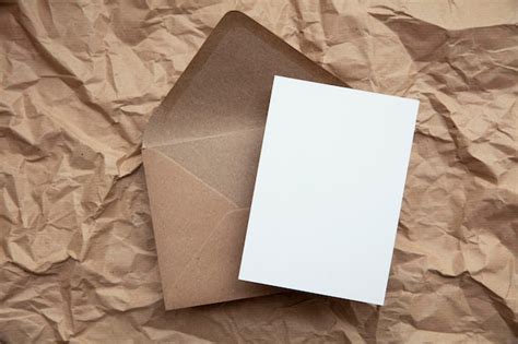 Cartão em branco modelo de envelope de papel kraft pardo simulado