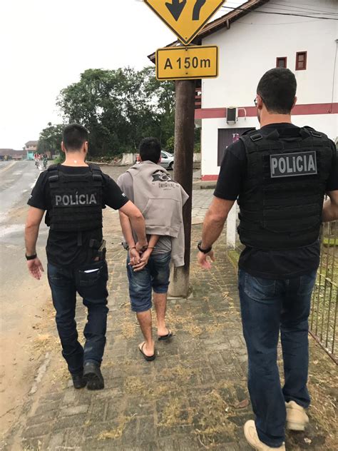 Homem é preso e adolescente é apreendido por tráfico de drogas em Blumenau