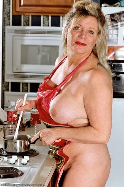 Its Hot In The Kitchen Women Or Men Wearing Aprons Page 11 Xnxx Adult Forum