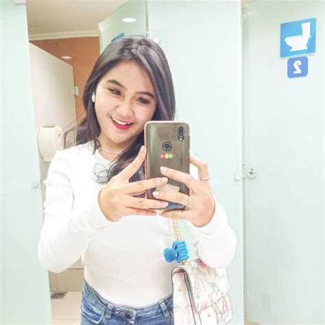 Pin By Aries Smpl Wb On Yang Saya Simpan Mirror Selfie Selfie Scenes