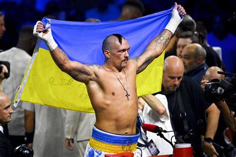 Usyk gana a Joshua retiene los títulos del peso pesado