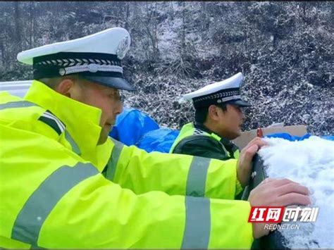 张家界交警一大队：全警迎战冰雪天气 全力保障交通畅安