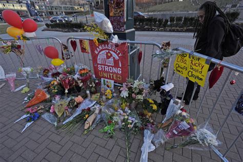 Funeral for Lisa Lopez-Galvan, woman killed at Chiefs victory parade, draws hundreds of ...