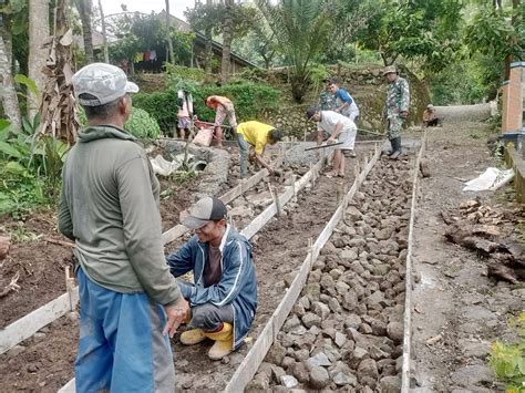 Tni Manunggal Dengan Rakyat Babinsa Slogohimo Gotong Royong Karya