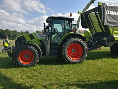 Nieuwe Claas Axion En Arion LandbouwMechanisatie