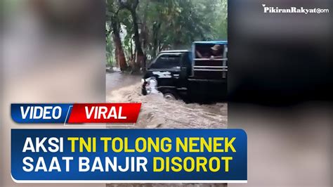 Viral Anggota TNI Terobos Air Bah Sambil Gendong Nenek Yang Terjebak