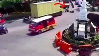 Viral Pemotor Jatuh Saat Disetop Polisi Ini Penjelasannya