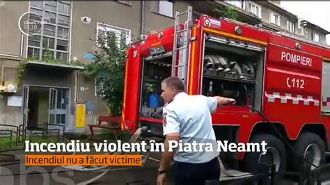 Un incendiu puternic a mistuit acoperişul unui bloc din Piatra Neamţ