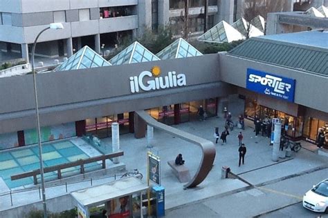 Shopping Senza Pagare In Un Centro Commerciale Nei Guai Una Enne Di