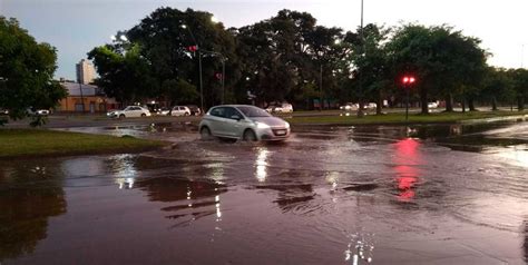 Caño roto gran pérdida de agua en un sector de Av Alem El Litoral