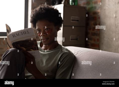 Hombre Afroamericano Enfocado Que Se Sienta En El Libro De Lectura Del