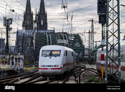 Ice Zug Auf Der Strecke Vor Dem Kölner Hauptbahnhof Hohenzollernbrücke