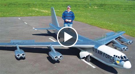 Extremely RARE B-52 Flyby With Vapor-She's Screaming Too - World War Wings