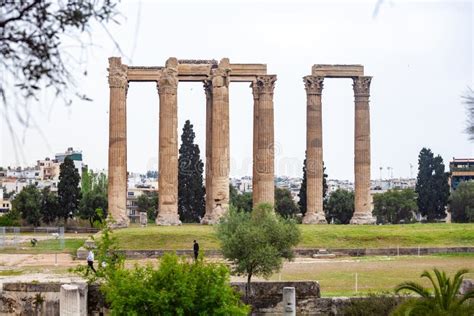 Atenas Grecia Las Columnas Del Templo De Zeus Ol Mpico