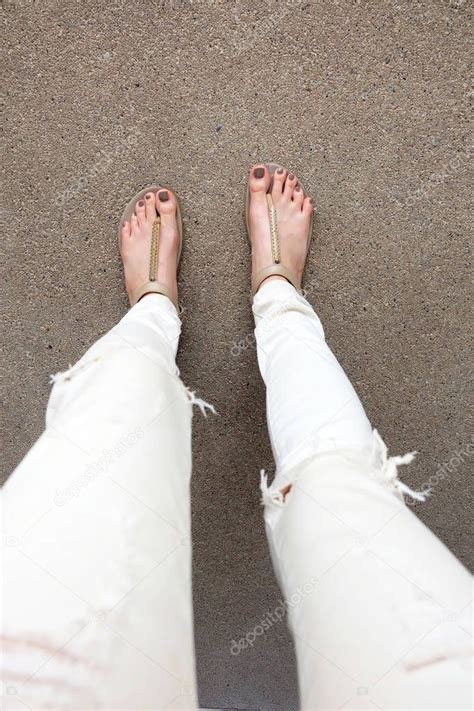 Pies Selfie Con Sandalias De Oro Y Pantalones Vaqueros Blancos En El